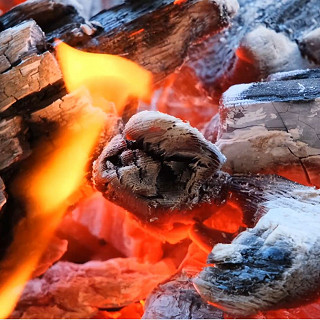 Nahaufnahme von Flammen in einem Lagerfeuer.