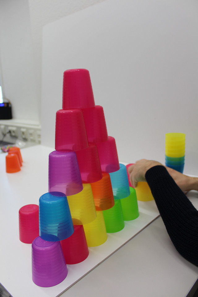 Bunte Becher als Pyramide