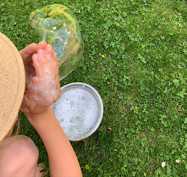 Seifenblasen in der Hand machen