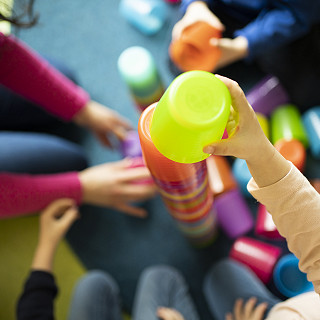 Bunte Becher in großen Mengen